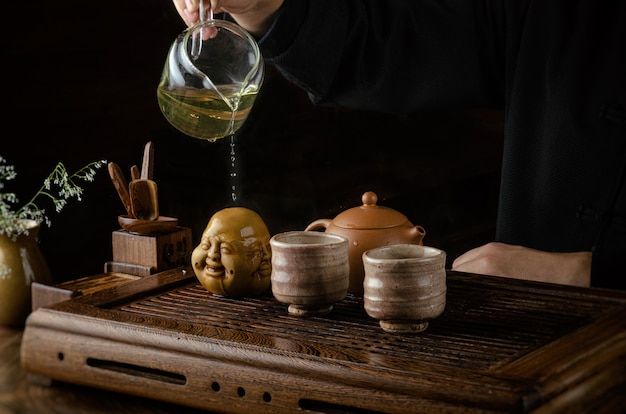 The tea ceremony hand men and women to pour the tea