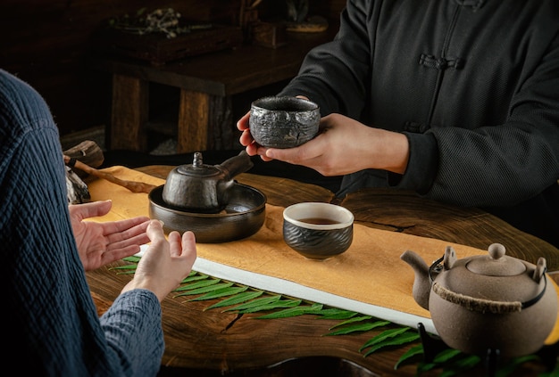 Photo the tea ceremony hand men and women to pour the tea