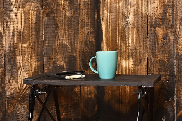 コピーブックとペンで飲むためのお茶やコーヒーカップ