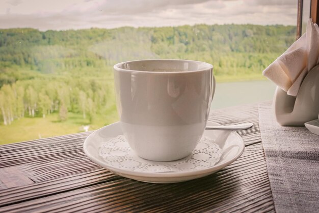 Photo tea or coffee on the table in the mountain cafe