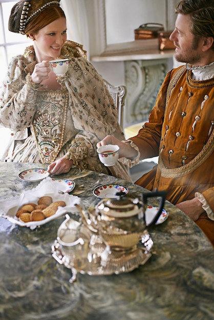 お茶とクランペット家で一緒にお茶を飲む王と女王