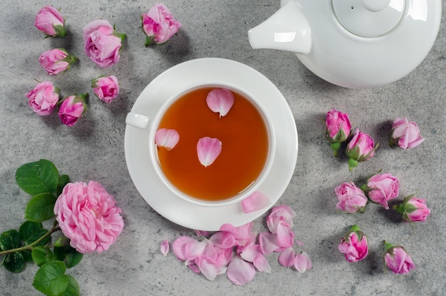 Фото Чашка чая и чайник с бутонами роз