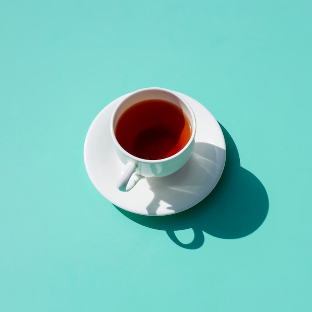 Tazza di tè che forma un'ombra