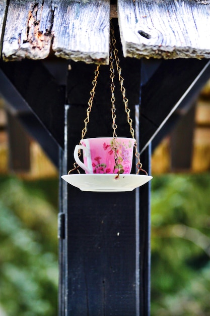 Photo tea cup hanging on pole in garden