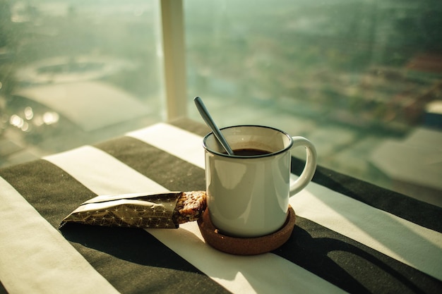 写真 テーブルの上のお茶のカップ