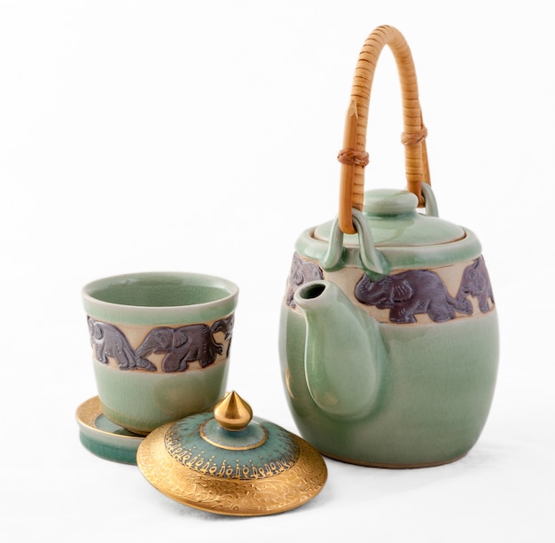 Чайная чашка и чайник (Celadon green ceramic) на белом фоне с