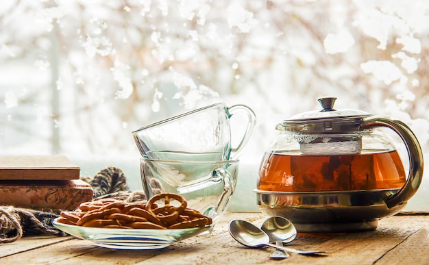 紅茶とテーブルの上のクッキーと紅茶のカップ。セレクティブフォーカス