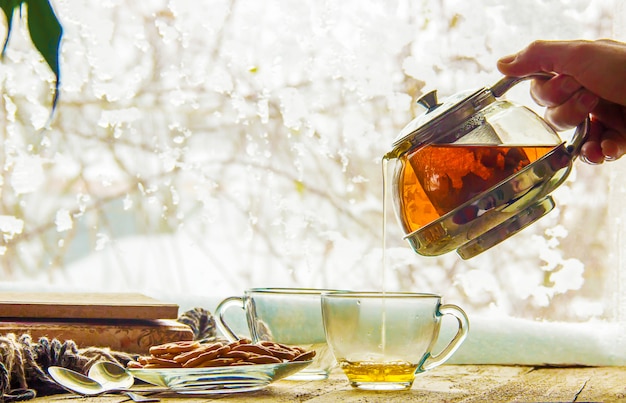 Tazza di tè con tè e biscotti sul tavolo. messa a fuoco selettiva