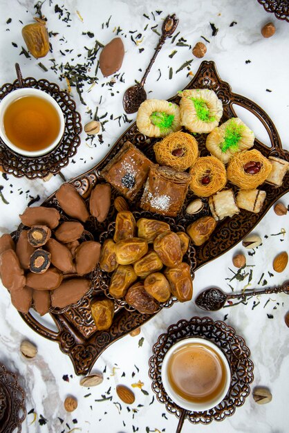 Photo tea drinking with an oriental accent oriental sweets treats on the table