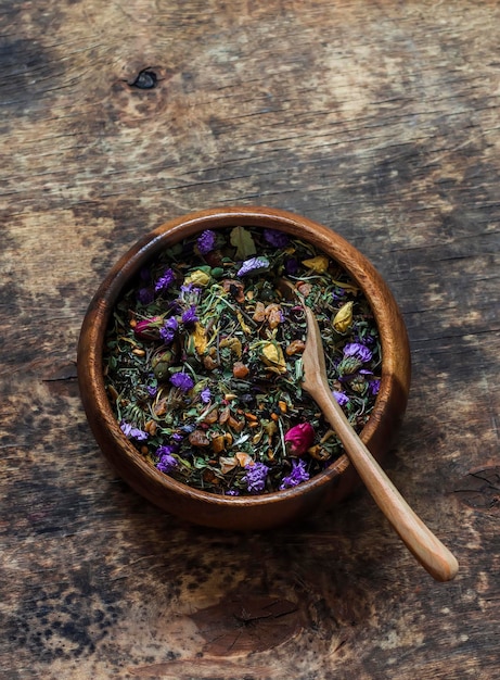 Foto collezione di erbe di fiori di tè collezione di tè secco decaffeinato su sfondo di legno vista dall'alto