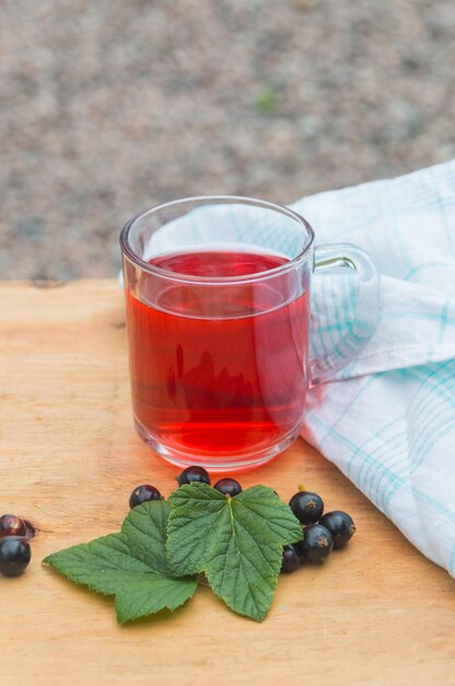 黒スグリの果実からのお茶。