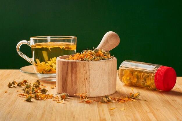 Tè di fiori secchi di calendula per molti disturbi, benefici e preparazione.