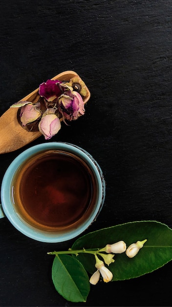 グラスやカップでお茶を飲む - いつでもどこでも