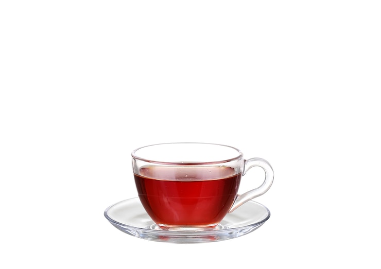 Photo tea in glass cup isolated on white 
