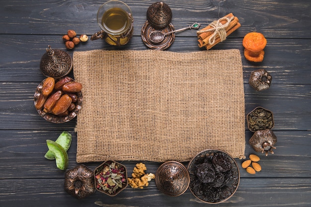 Foto bicchiere da tè con diversi tipi di frutta secca, noci e tela