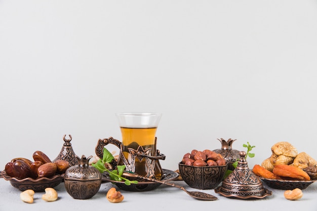 Photo tea glass with dried fruits and nuts