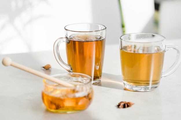 Photo tea in glasses with honey