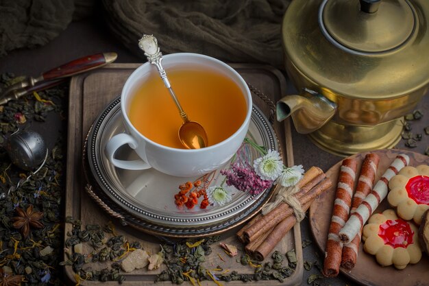 テーブルの上の構成で古い背景のお茶温かい飲み物