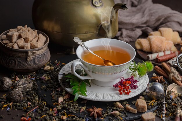 テーブルの上の構成で古い背景にお茶ホットドリンク
