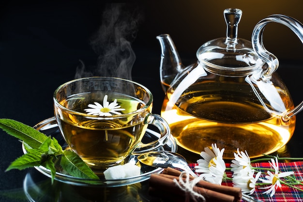 テーブルの上の構成で古い背景のお茶ホットドリンク