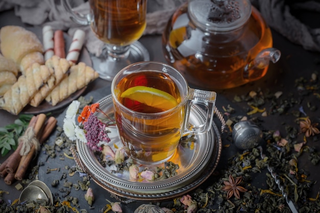 Фото Чай горячий напиток на фоне старых в составе на столе