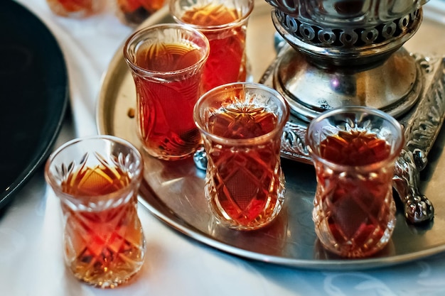 写真 サモワールの隣のトレイに国立トルコのガラスのグラスでお茶