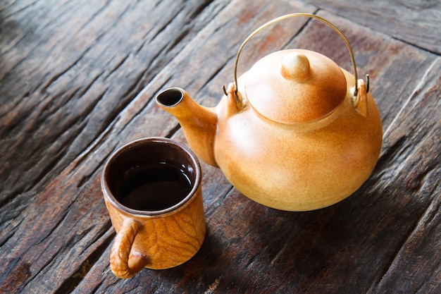 Чайник на деревянном столе