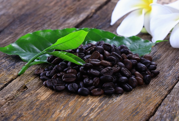 Фото Чайные листья и кофейные зерна на деревянном полу