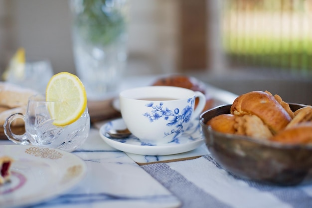 テーブルでお茶とペストリーのパン