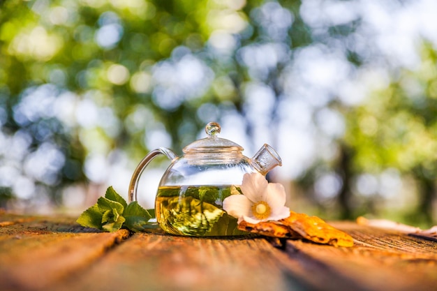 Чайник с травяным чаем на деревянном столе