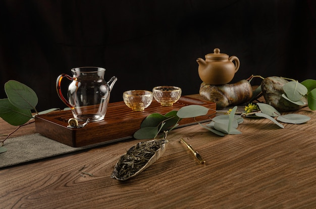 Чайный столик с инструментами чайники чашки блины и чай Шен пуэр
