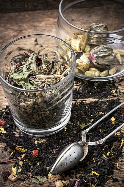 Photo tea tea leaves scattered on the table in country style.