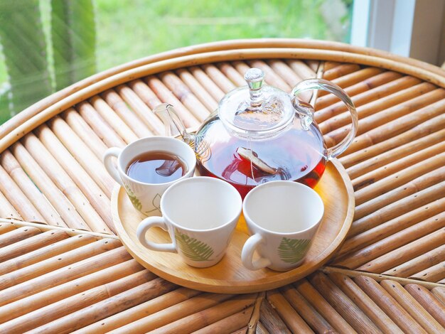 Photo tea teapot and three white teacups set