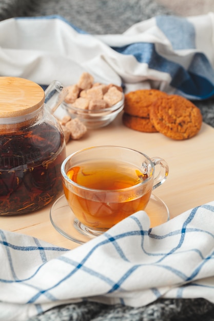 L'ora del tè. tazza di tè su un tavolo splendidamente decorato