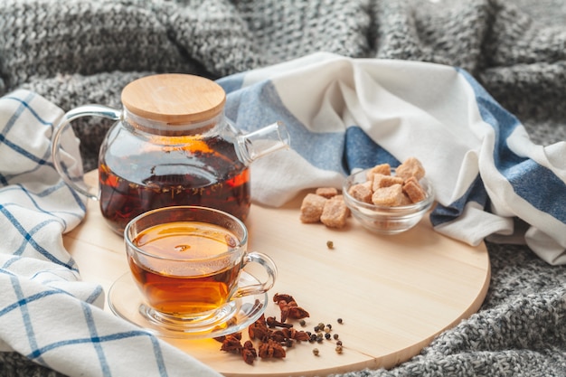 L'ora del tè. tazza di tè su un tavolo splendidamente decorato