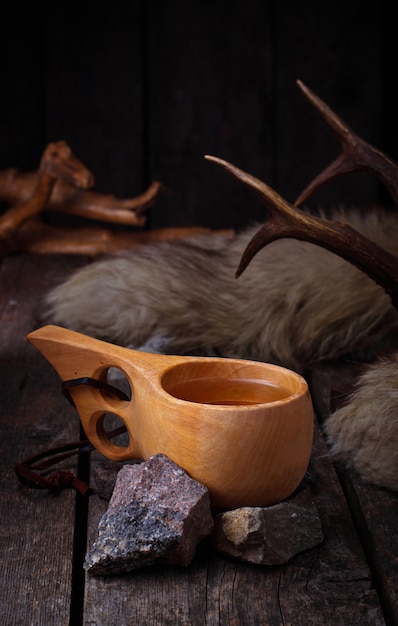 Photo tea in traditional finnish cup kuksa. selective focus