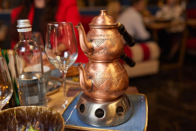 トルコ風のお茶のグラス付きのお茶器
