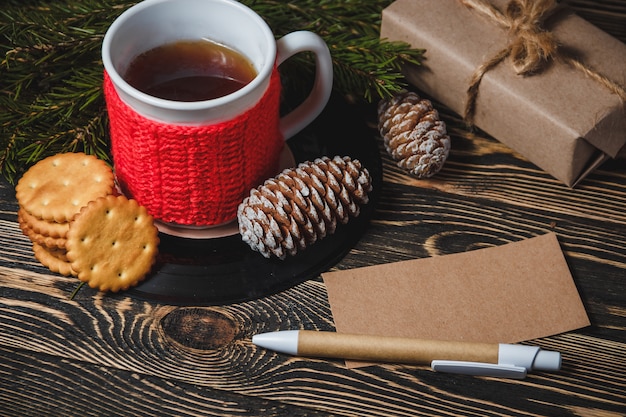 Чай в белой чашке и рождественский декор