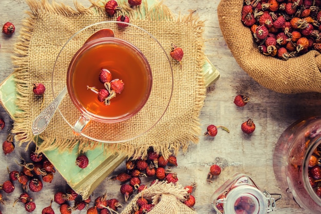 Tè con una rosa canina. messa a fuoco selettiva