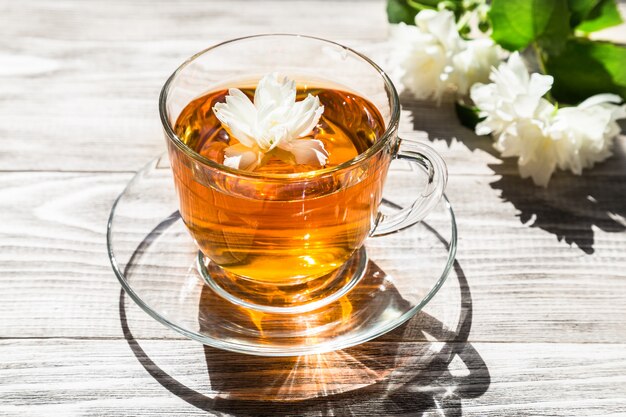 Чай с цветком на деревянном столе