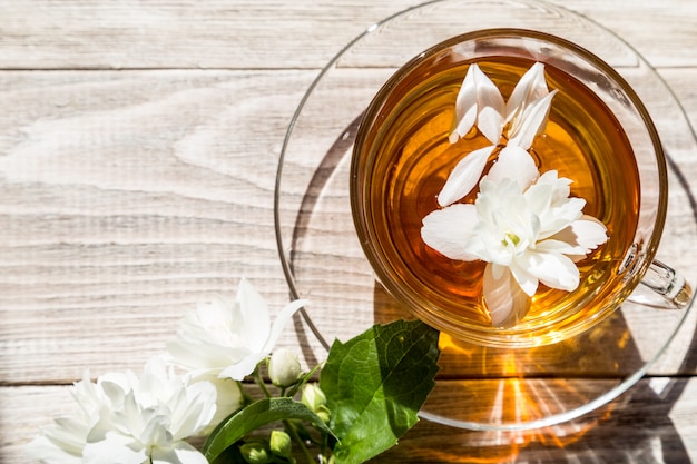 木製のテーブルの上に花とお茶