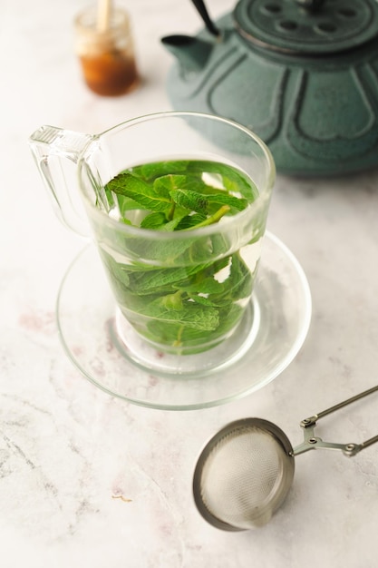 Чай со свежими листьями мяты. Настой мяты помогает при проблемах с пищеварением