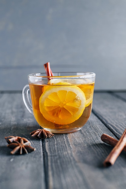 Photo tea with lemon and cinnamon on a wooden table