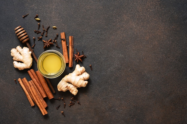 Tè al limone, miele e cannella. ingredienti per preparare il tè. bevanda calda invernale con zenzero e olivello spinoso.