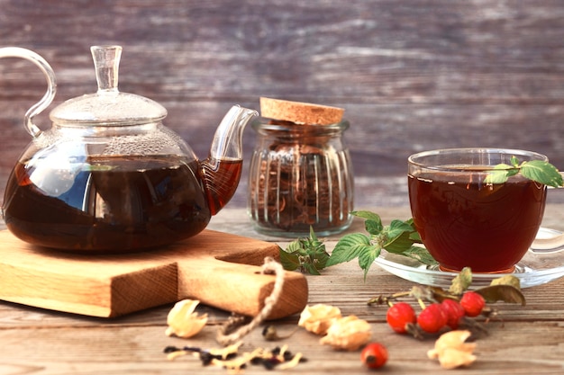 Чай с мятой и плодами шиповника и черной смородиной в прозрачной миске. Антиоксиданты, витамины, здоровое питание.