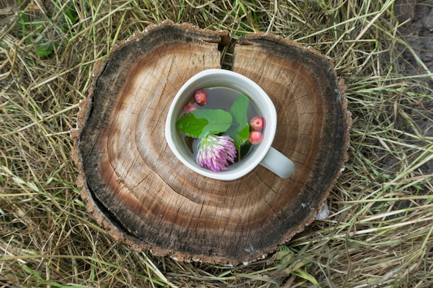 Photo tea with mint and strawberries in a white cup