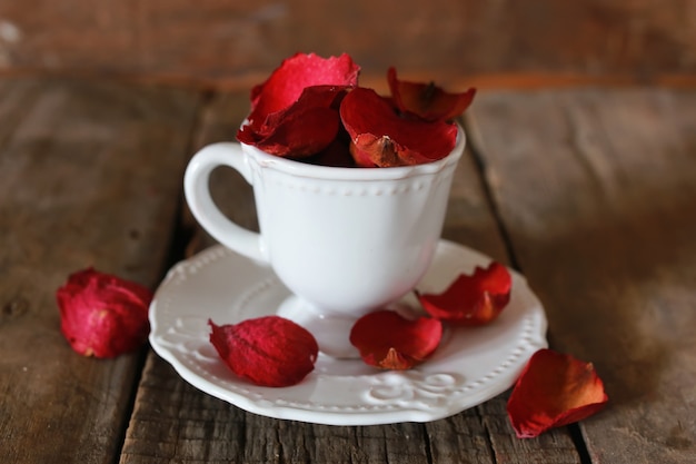 バラの花びらと砂糖のお茶