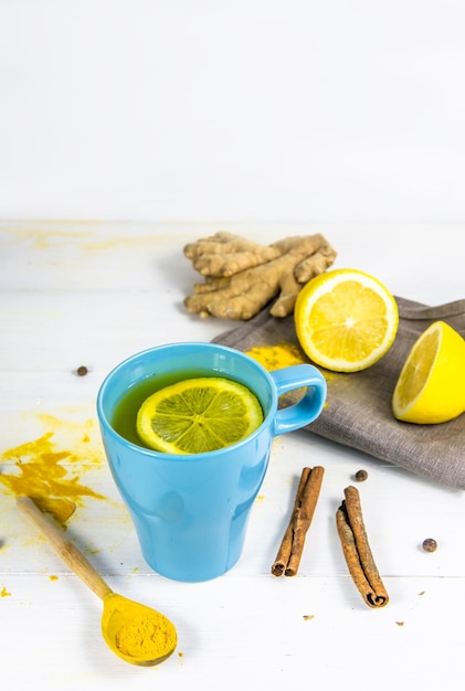 Tè con curcuma. corpo, disintossicazione del fegato. concetto di bevanda detergente a base di erbe di limone, zenzero, pepe e cannella