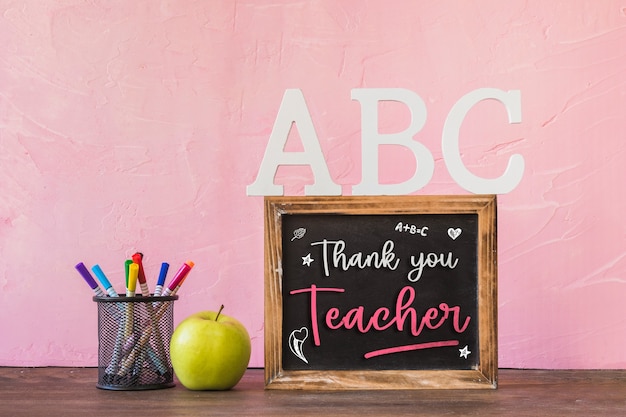 Композиция благодарности учителя со школьными принадлежностями