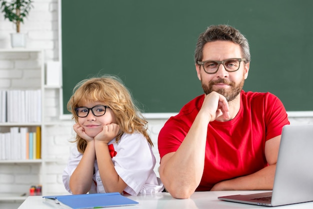 学校の教室での教育と知識で学ぶ教師と子供